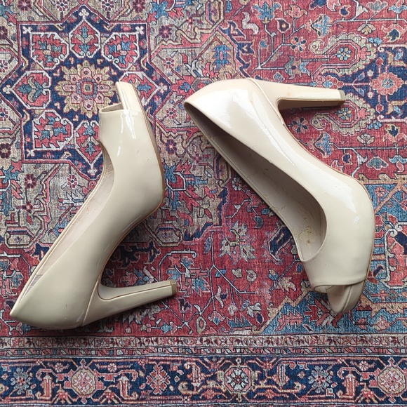 Cream peep-toe heels with high heel and textured material - Picture 3 of 15